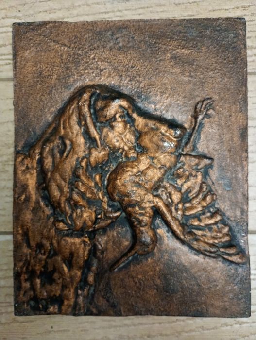Stary metalowy relief płaskorzeźba psa myśliwskiego