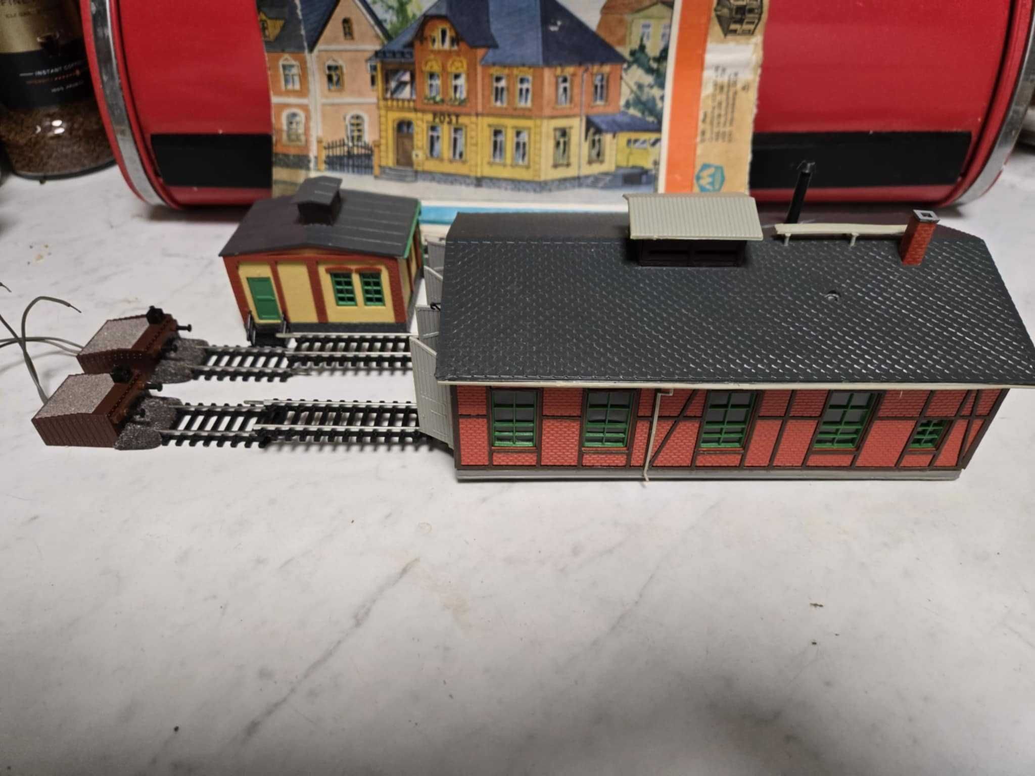 Dwa budynki z torami z kolekcji TT Berliner Bahnen