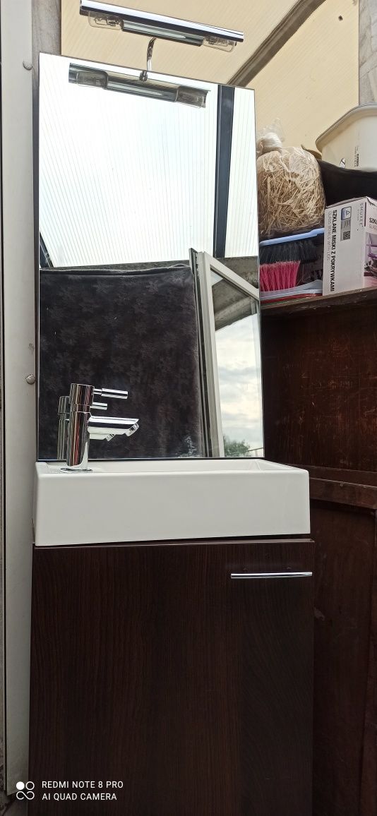 Szafka zlew i podświetlane lustro