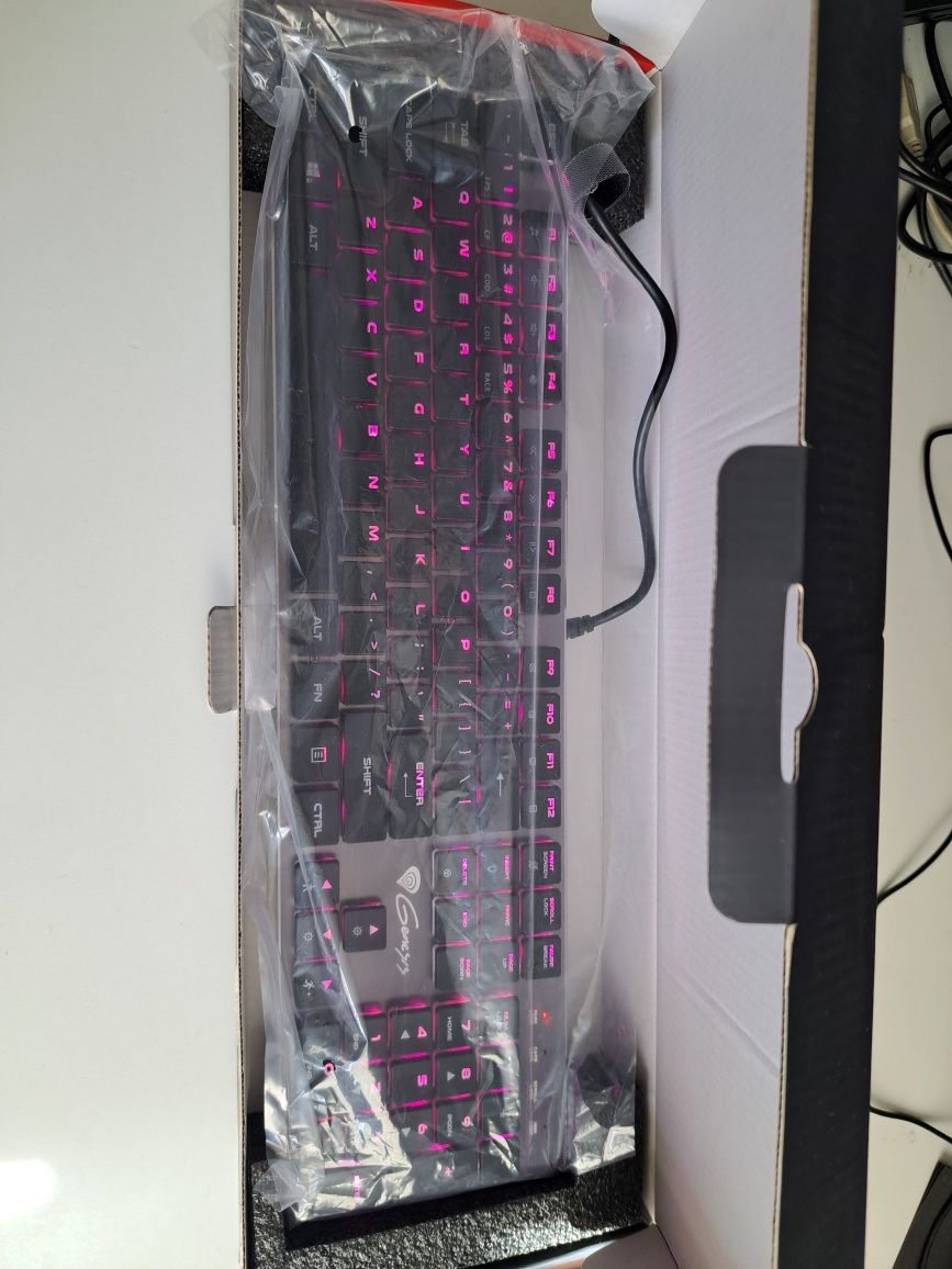 Sprzedam klawiaturę genesis thor 420 rgb
