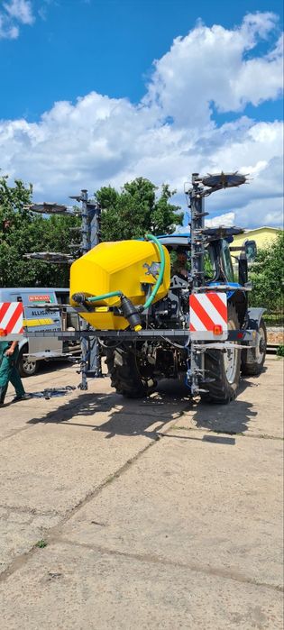 Внесення касу та рідких добрив підживлення.