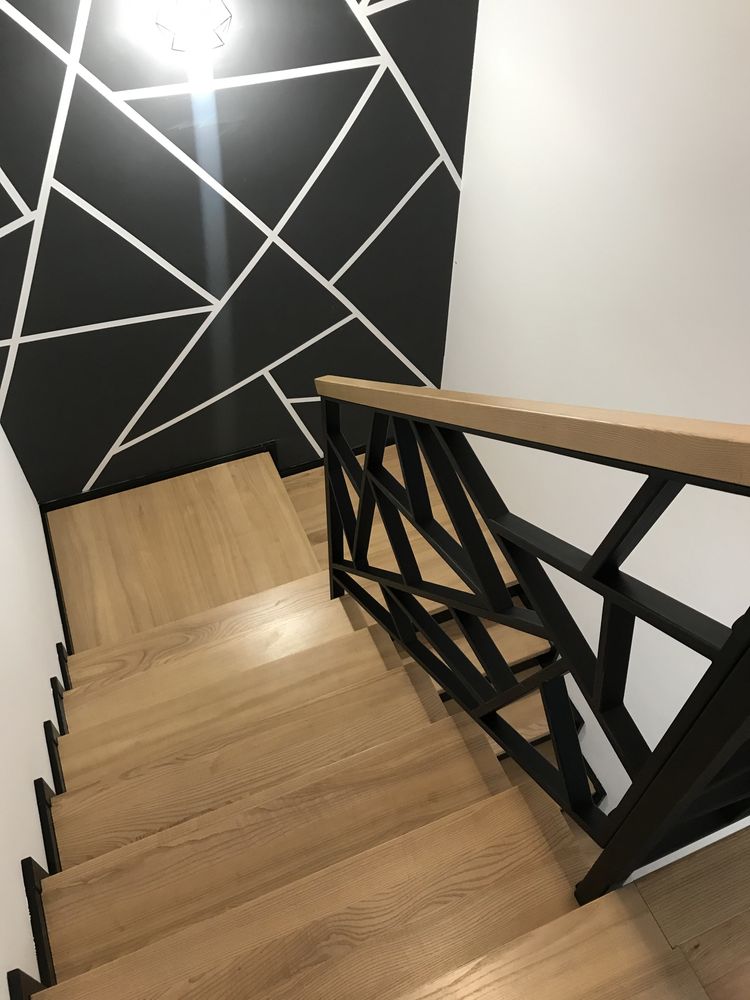 Schody jesionowe z balustradą nowoczesną