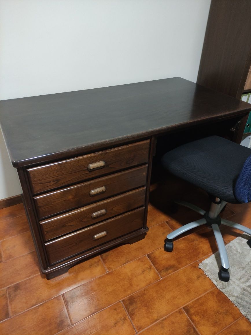 Secretaria com cadeira
