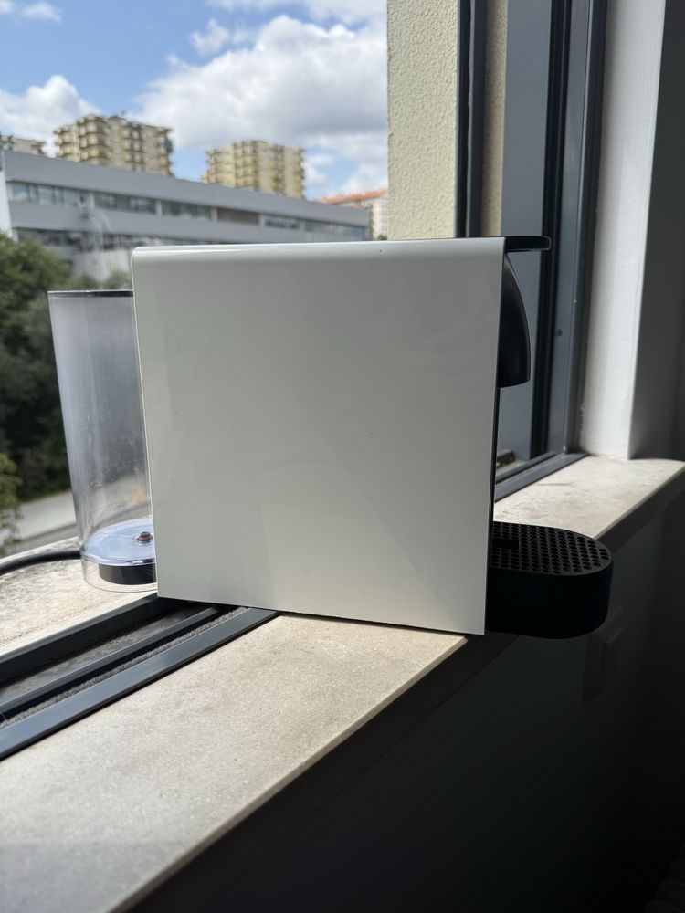 Máquina de café Nespresso nova