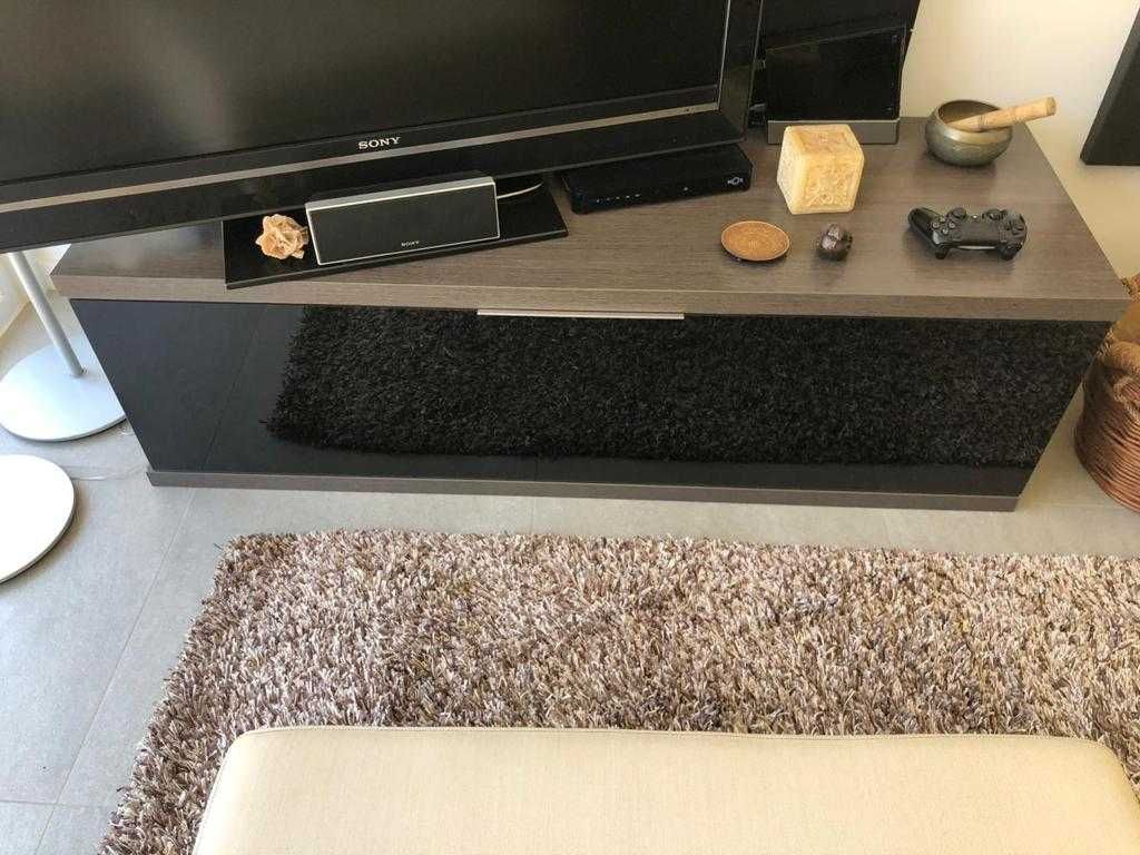 Móvel televisão com porta em vidro preto + madeira