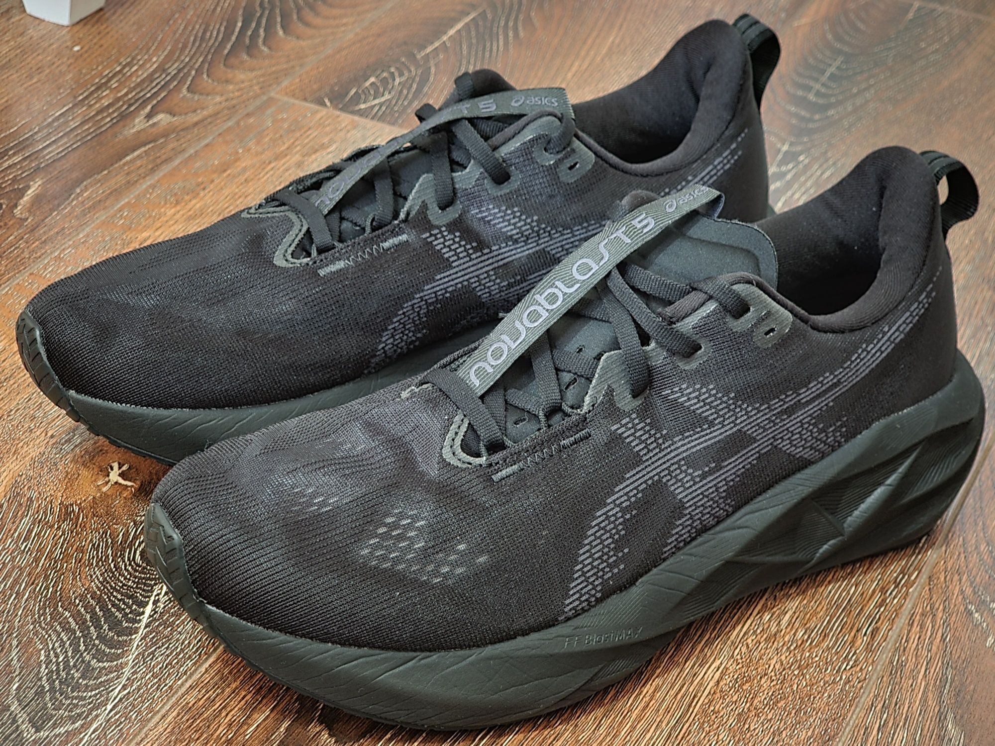 Оригінал 100% чоловічі кросівки asics novablast 5  eur 45