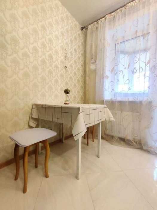 Затишна квартира з гарним ремонтом для двох гостей на Гмирі