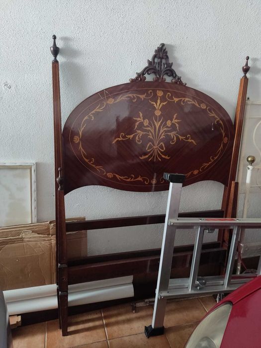 Vendo cama de solteiro estilo Dona Maria
