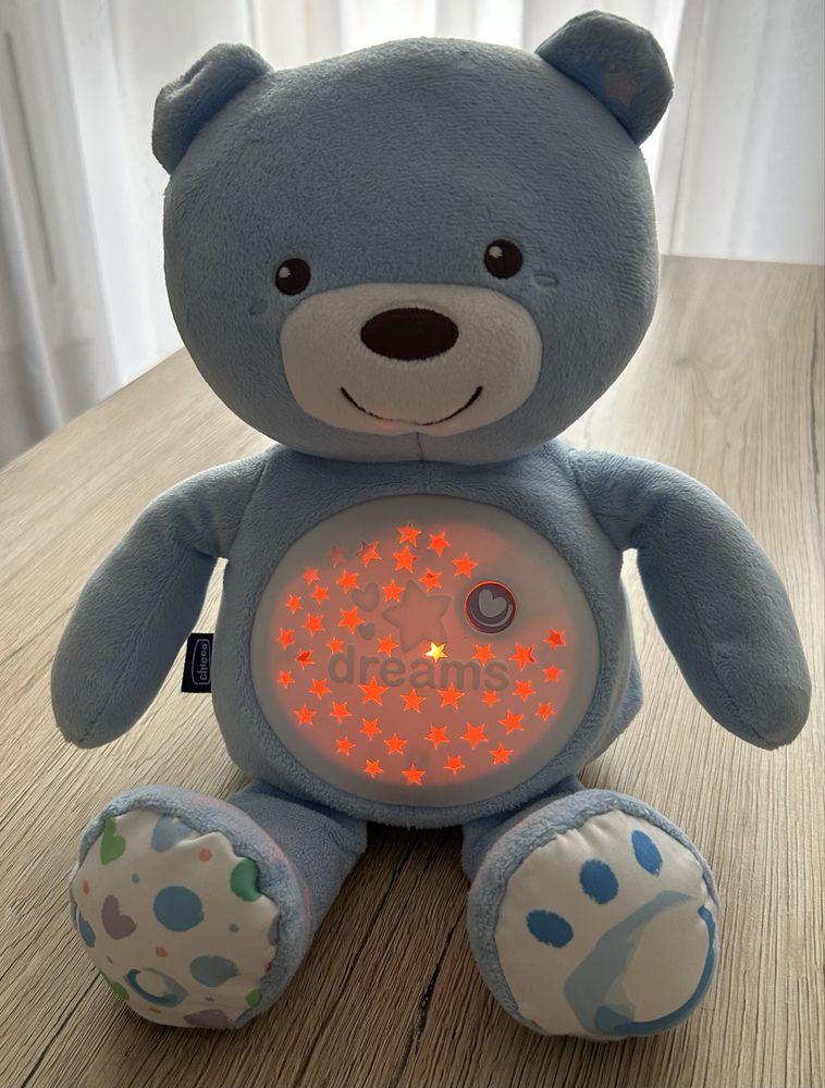 Miś z projektorem 3 w 1 lampka + kołysanki firmy Chicco