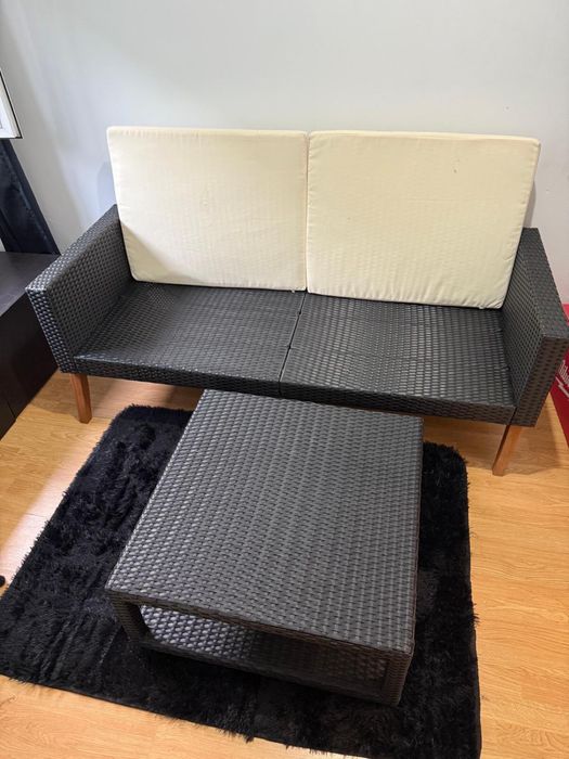 Sofa de fibra com mesa de centro