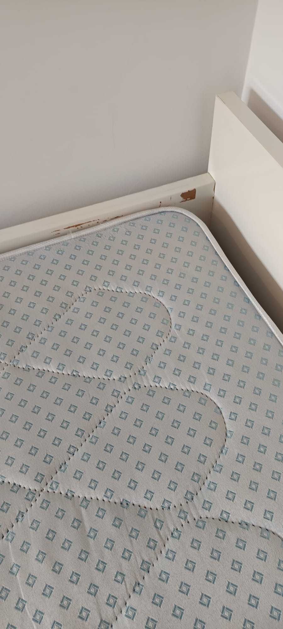 Cama individual com gavetas