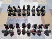 Peças de xadrez pintadas à mão