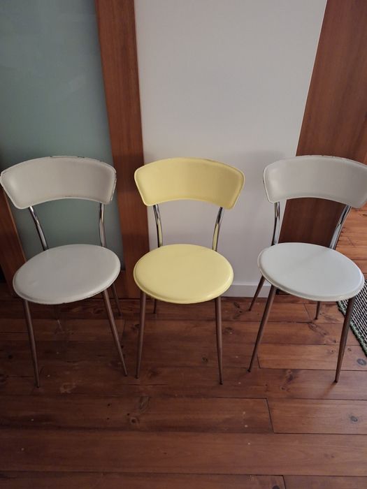 Sete cadeiras coloridas