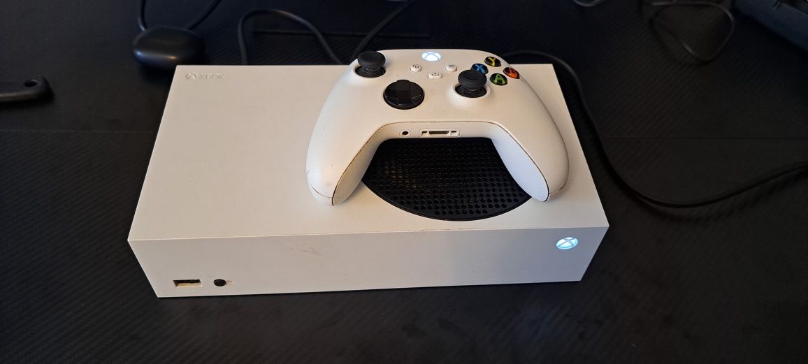 Xbox Series S + pad + podstawka Cobra (baterie, LED, wieszak)