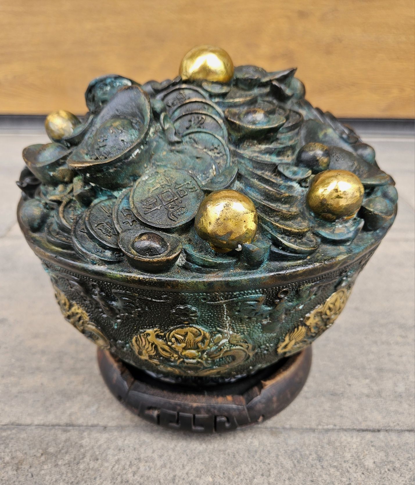 Symbol bogactwa figura z brązu