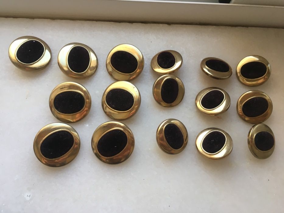 Botões Dourados com Veludo Castanho