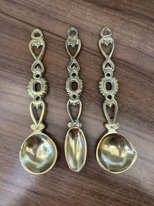 Mosiężne stare łyżki