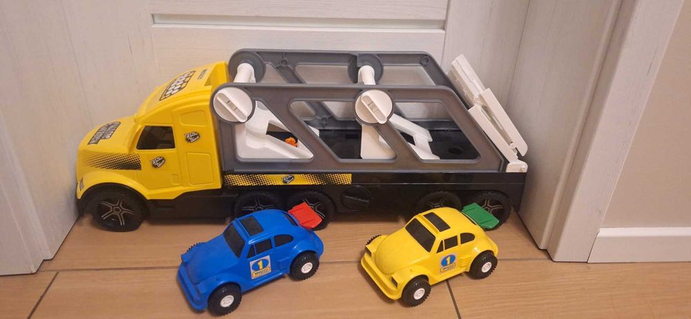 Duże autko laweta z autkami