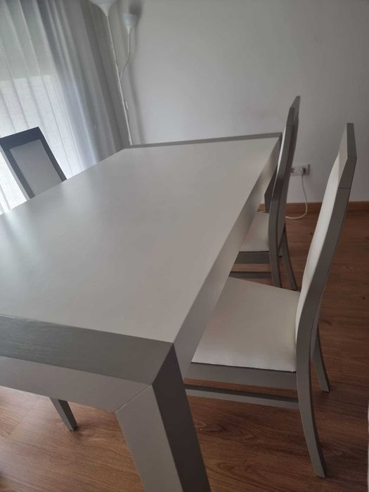 Mesa de jantar extensível com 4 cadeiras