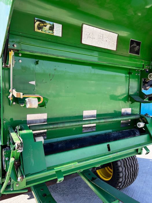 Прес-підбірник John Deere 864