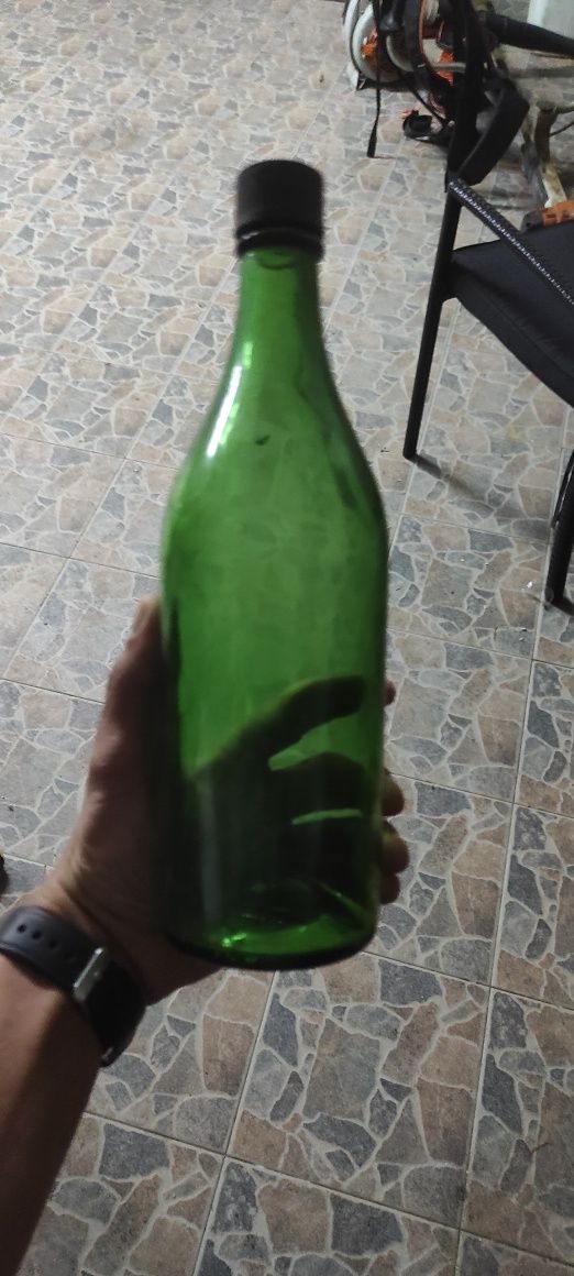 Garrafeira em tijolo duplo com garrafas