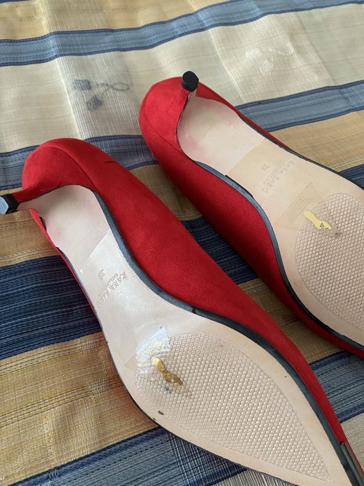 Sapatos encarnados em camurça completamente novos