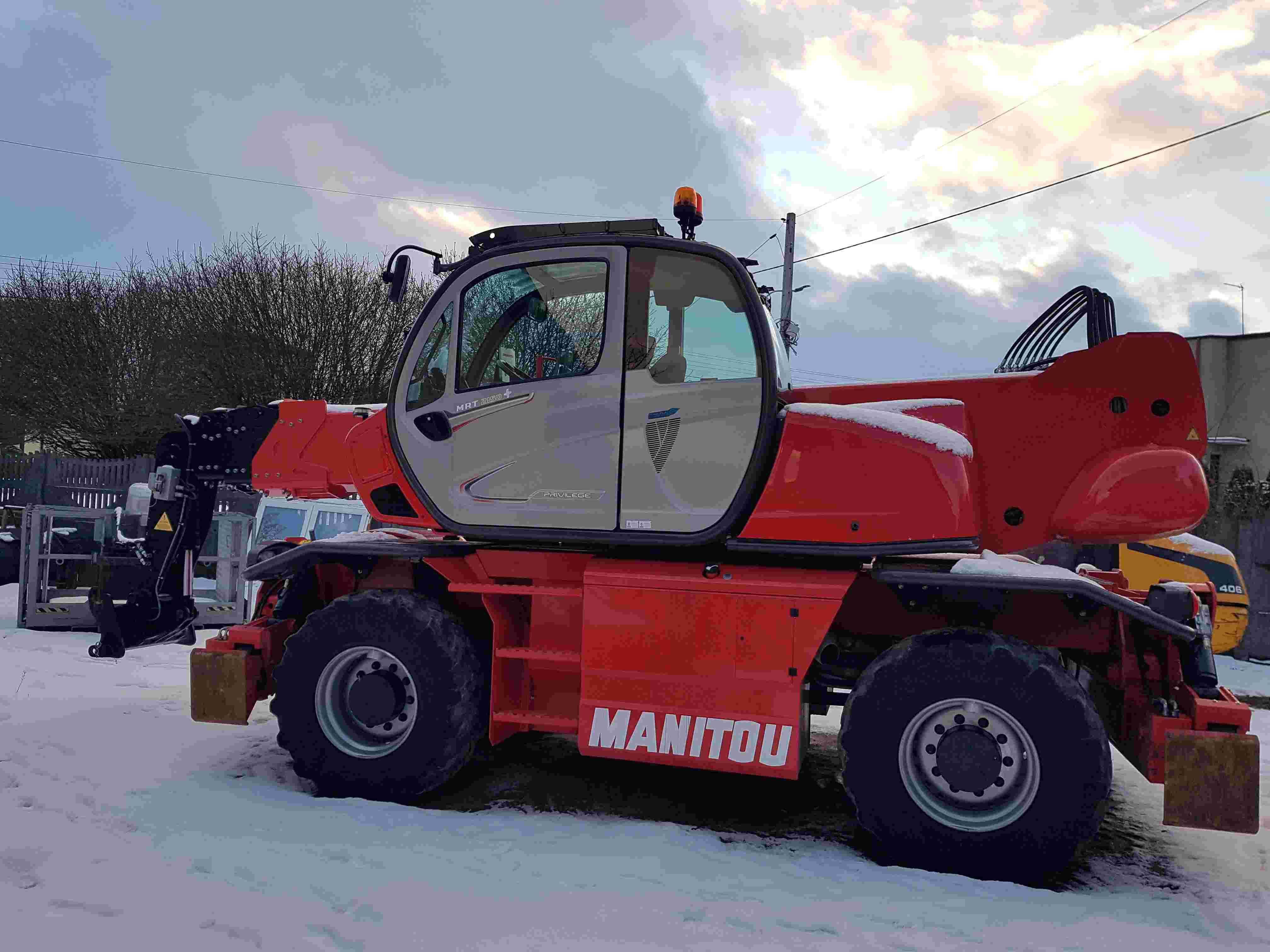 Wynajem Ładowarka teleskopowa obrotowa Manitou MRT 2150 bez operatora