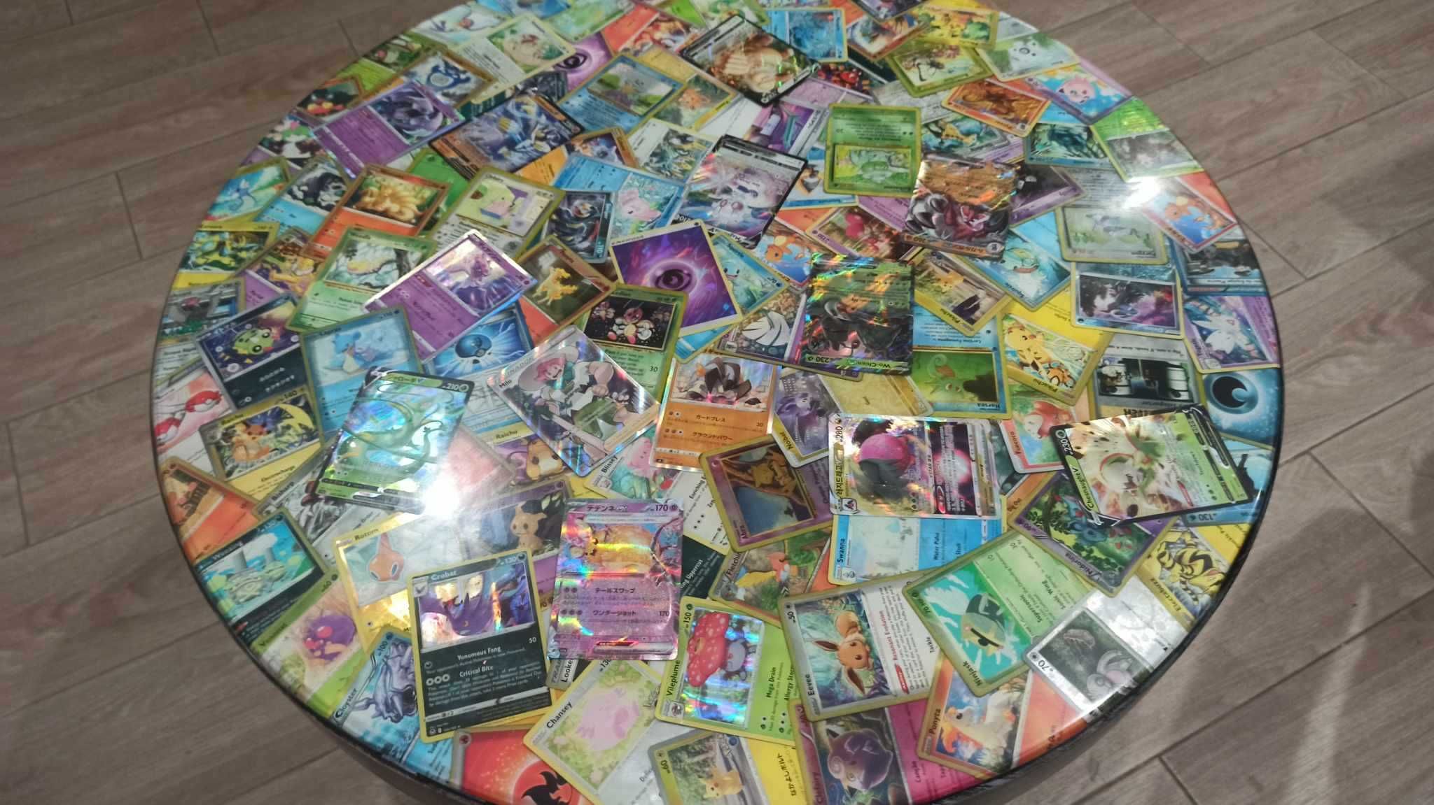 Mesa resina epoxy cartas pokemon.