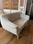 Kanapa sofa pikowana zamszowa beżowa glamour na nóżkach dwuosobowa