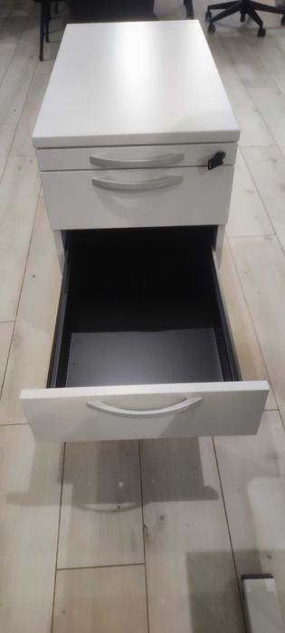 Zestaw elektryczne biurko, kontenerek i fotel