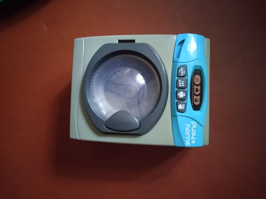 Продам дерев'яний стіл та два стільці 400грн.