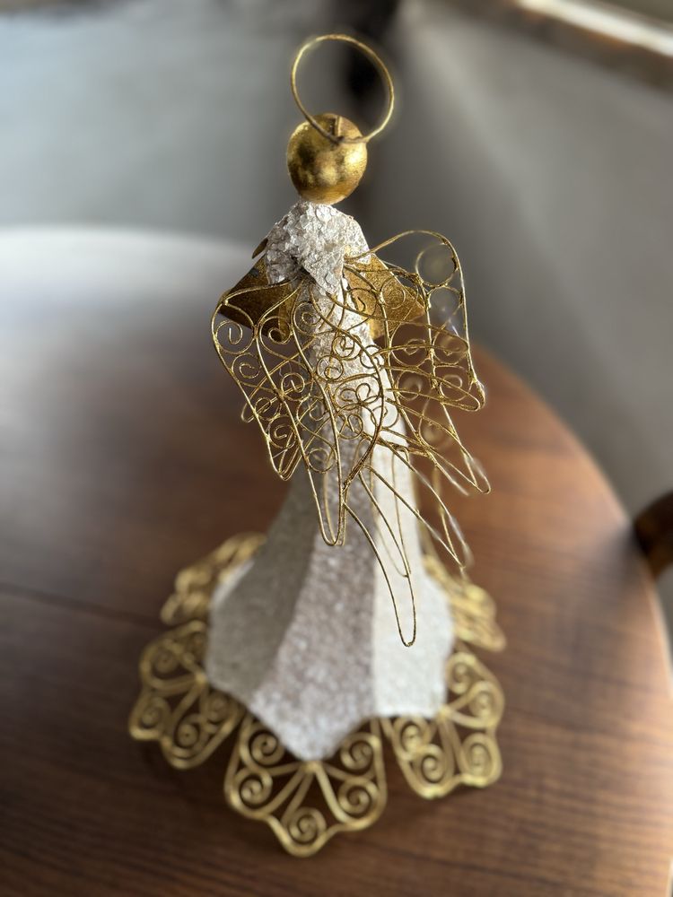 Anjo dourado e branco