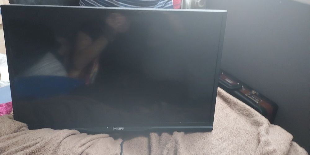 Telewizor Philips 24 cale  z uchwytem wiszącym  hdmi Dolby Digital plu