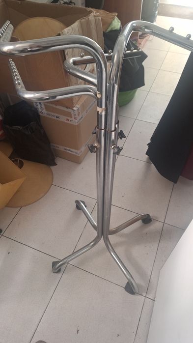 Cavalete metalico expositor de roupa