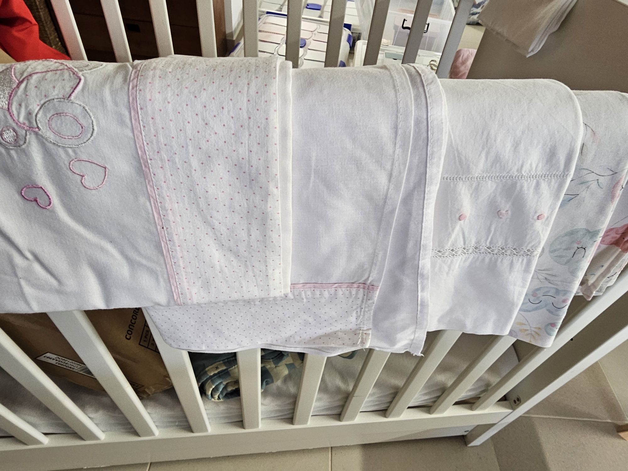 Berço ikea com lençóis e protetores