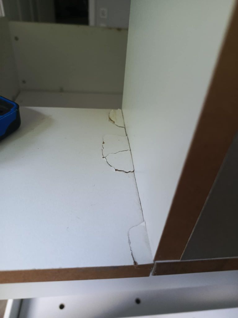 Łóżko piętrowe ze schodkami i półkami