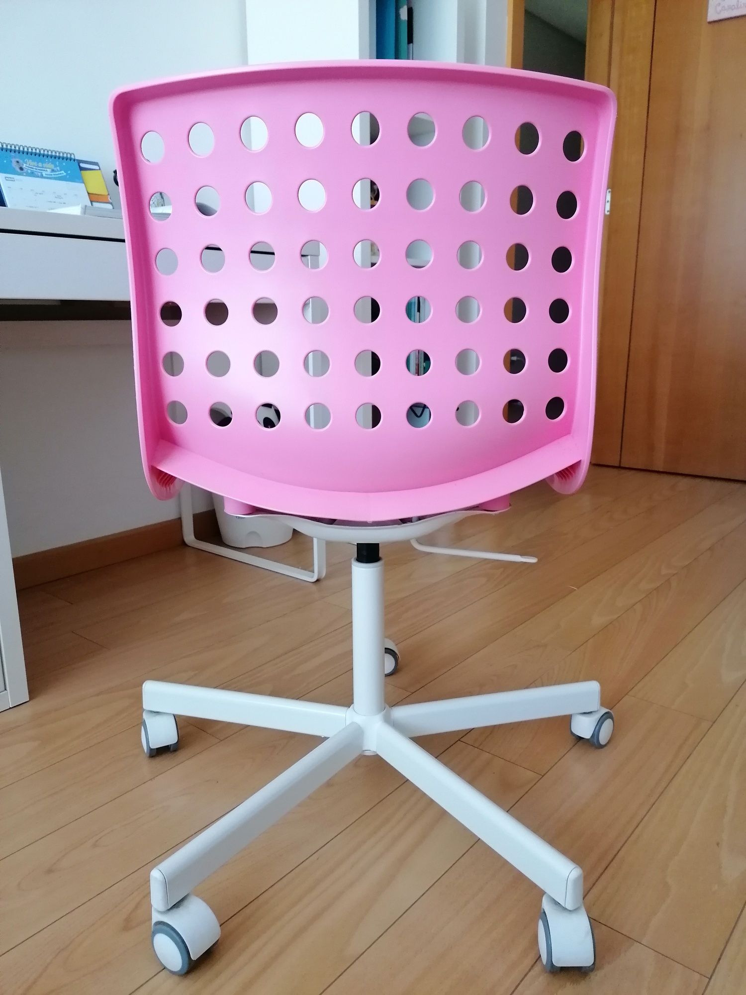 Cadeira rosa de criança Ikea