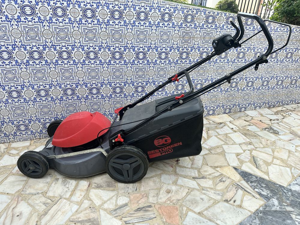 Corta relva com tração 1800w