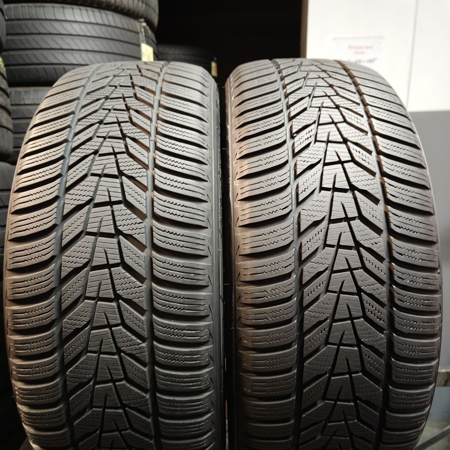 235/50/19 XL Sprzedam parę opon zimowych Hankook