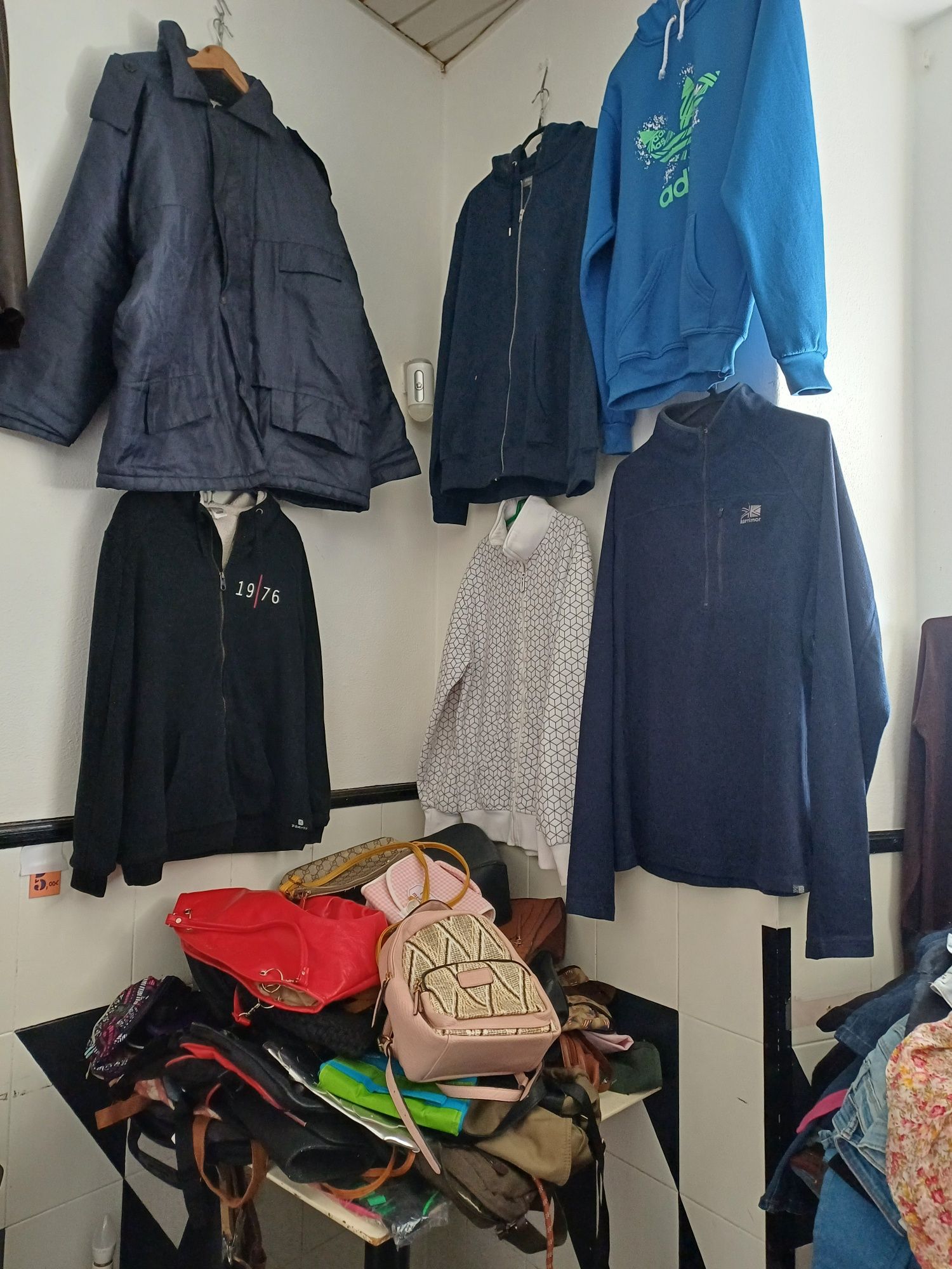 Roupa sapatos louça 2 mão
