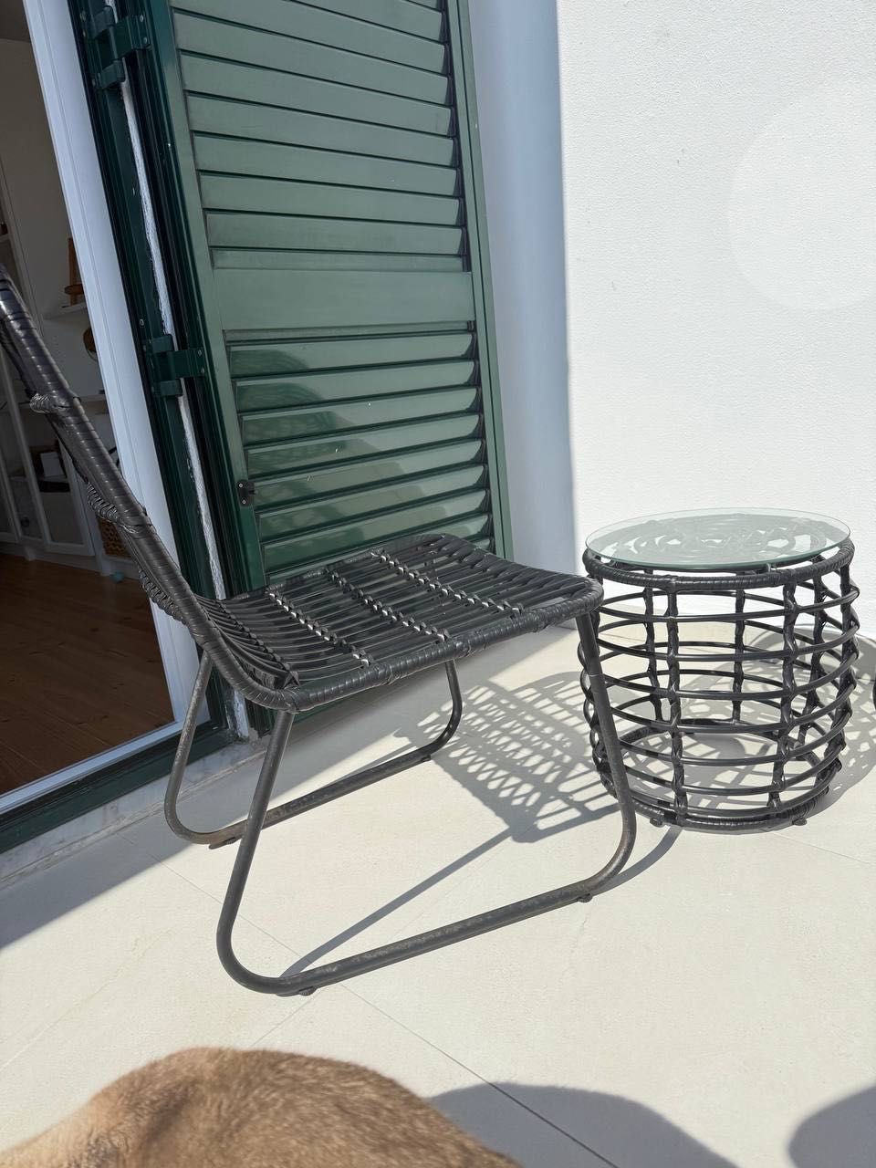 Conjunto de 2 cadeiras pretas e uma pequena mesa para terraço /varanda