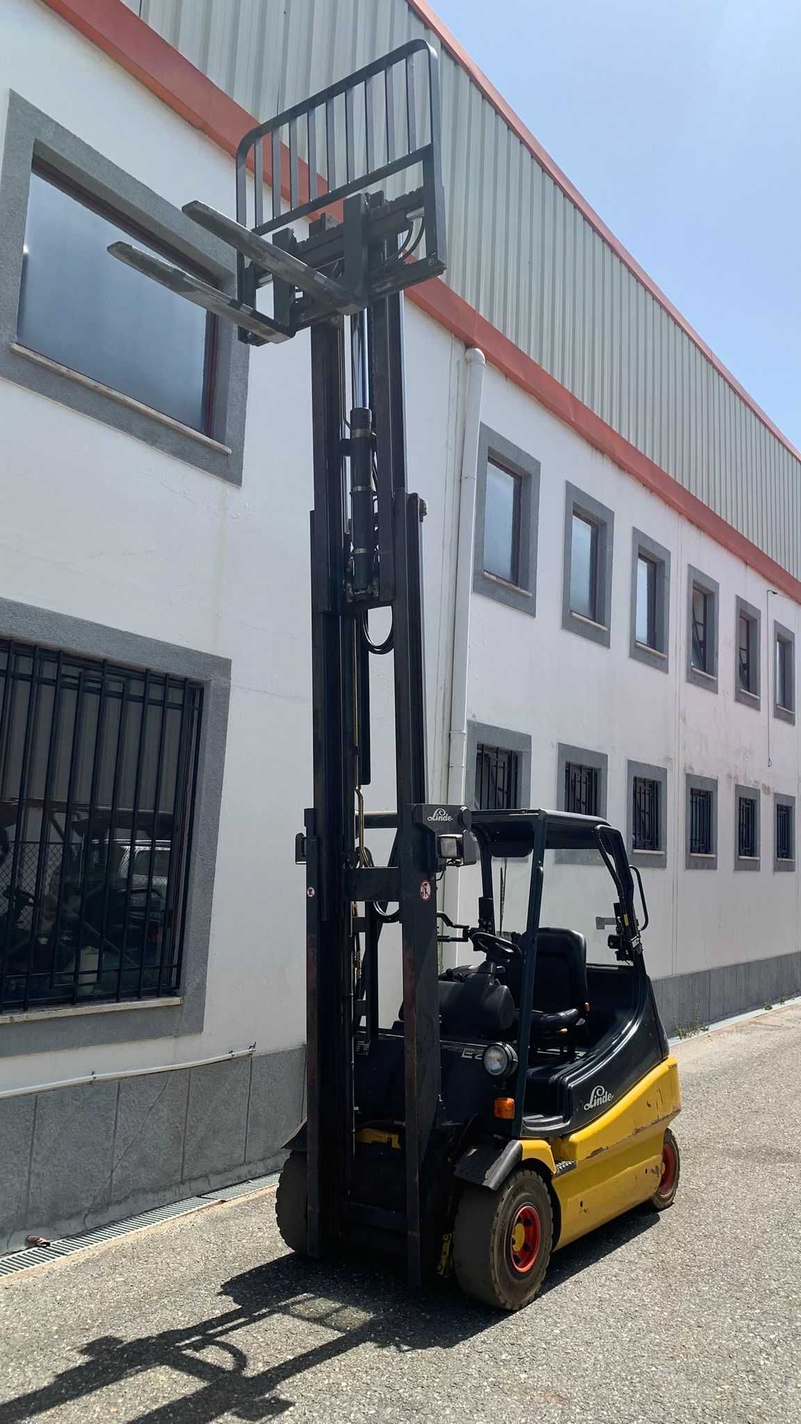 Empilhador Elétrico 2500kg Linde E25 4,6m 4 Valvulas