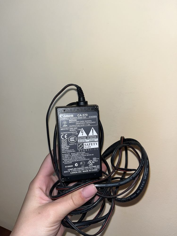 Продам відеокамеру canon MV800i
