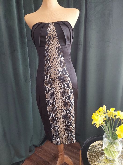 Piękna dopasowana sukienka bez ramiączek Karen Millen