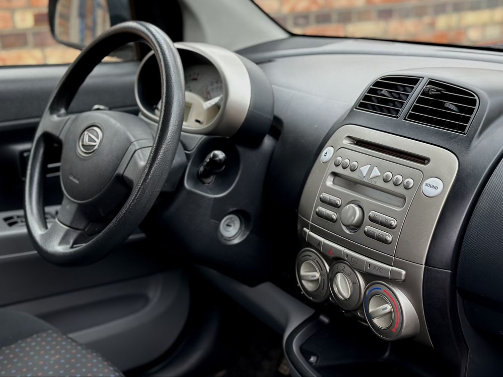 Daihatsu Sirion 1.0 2008 5D - Toyota Benzyna