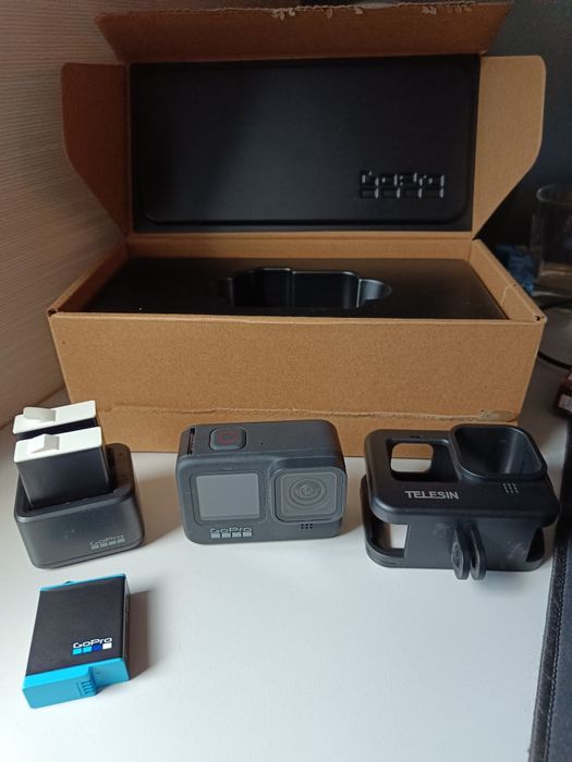 GoPro Hero 9 plus zestaw akcesoriów, 3 baterie, ładowarka, futerał
