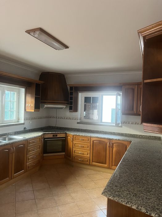 Arrenda-se moradia T4