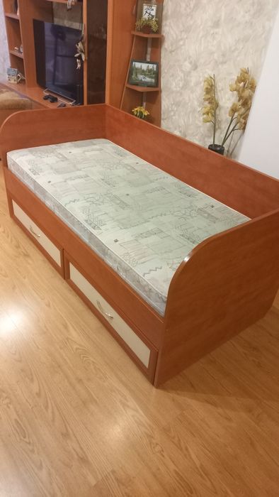 Продам детскую кровать и письменный стол