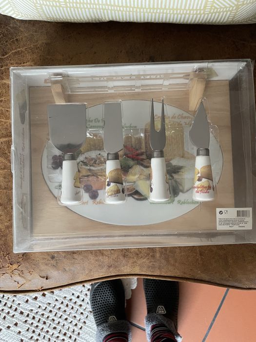 Tabua para queijo em madeira e ceramica
