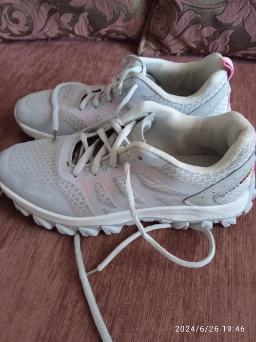 Женские кроссовки